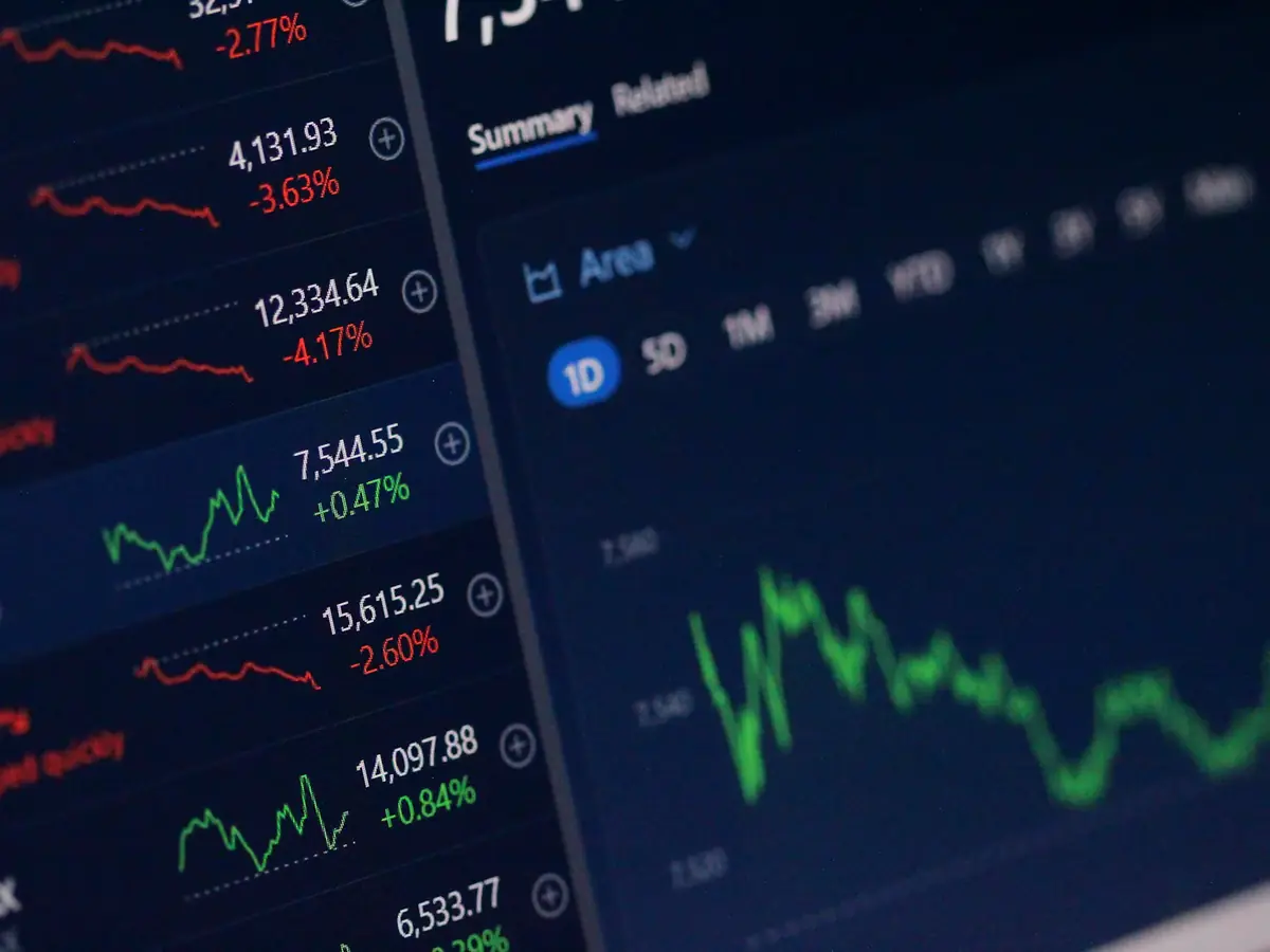 Schermi con grafici e quotazioni di mercato