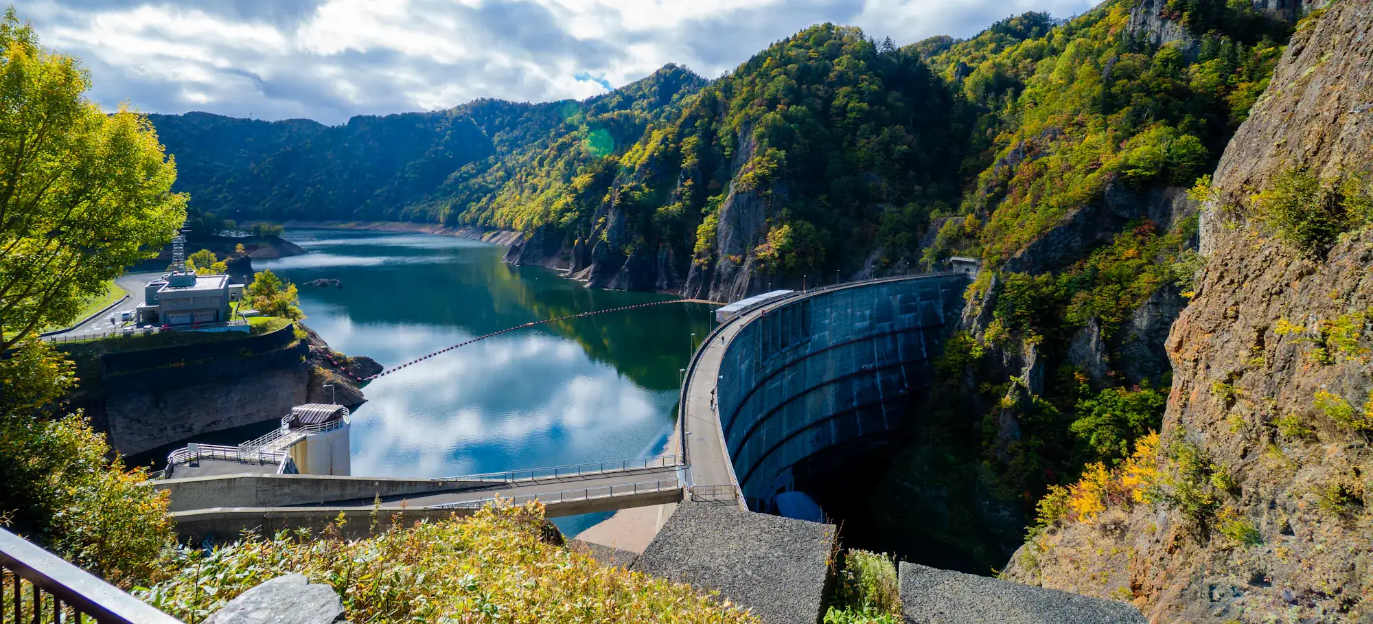 Diga ad arco e lago artificiale tra le montagne