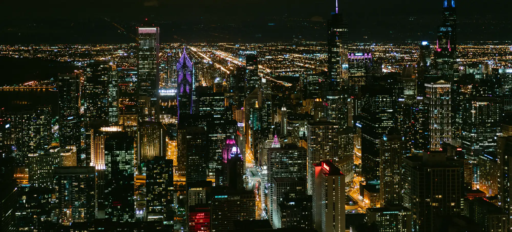 Città illuminata di notte vista dall'alto
