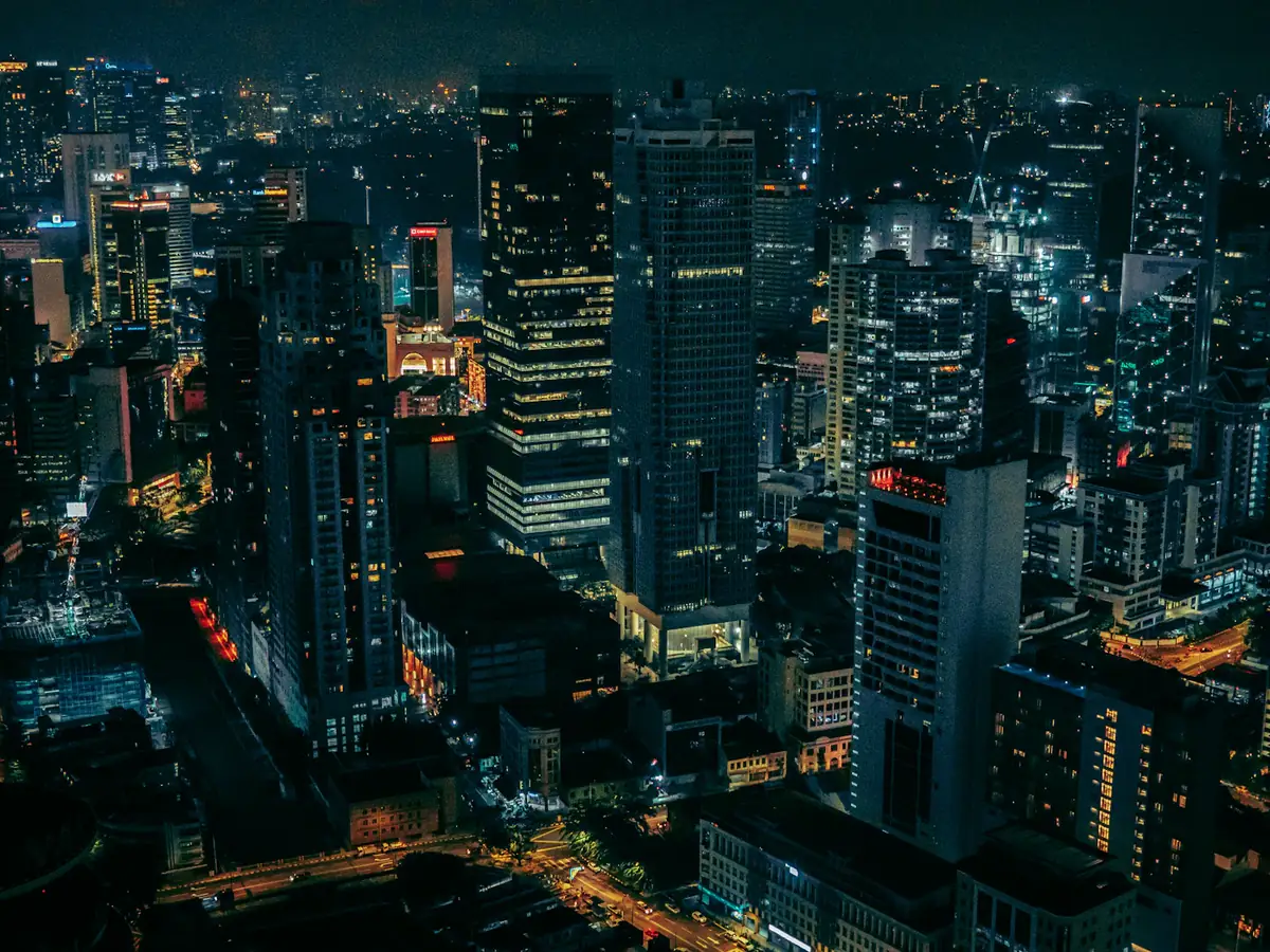 Città illuminata di notte vista dall'alto